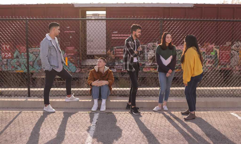 three ways you know your teen is suffering from peer pressure scaled