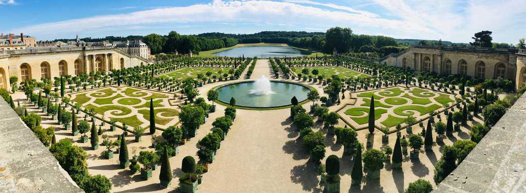 the garden of the palace of versailles.
